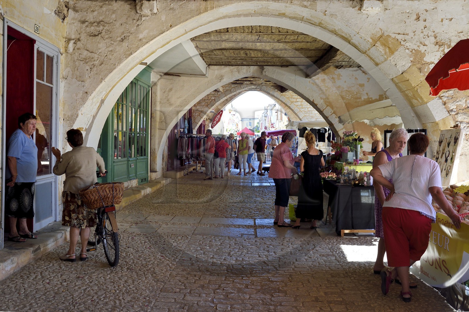 France, Dordogne (24), Périgord Pourpre, Monpazier, labellisé Les Plus Beaux Villages de France,  commerce sous les arcades de la place des Cornières au coeur du village