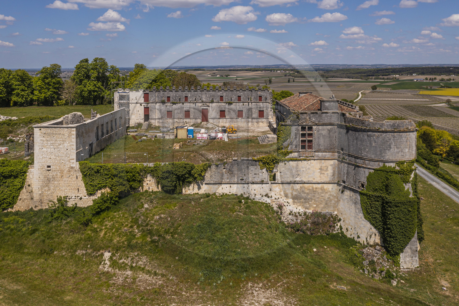 France, Charente (16), Bouteville, Château de Bouteville, reconstruit entre 1594 et 1624 par Bernard de Béon du Massès et Louise de Luxembourg (vue aérienne)