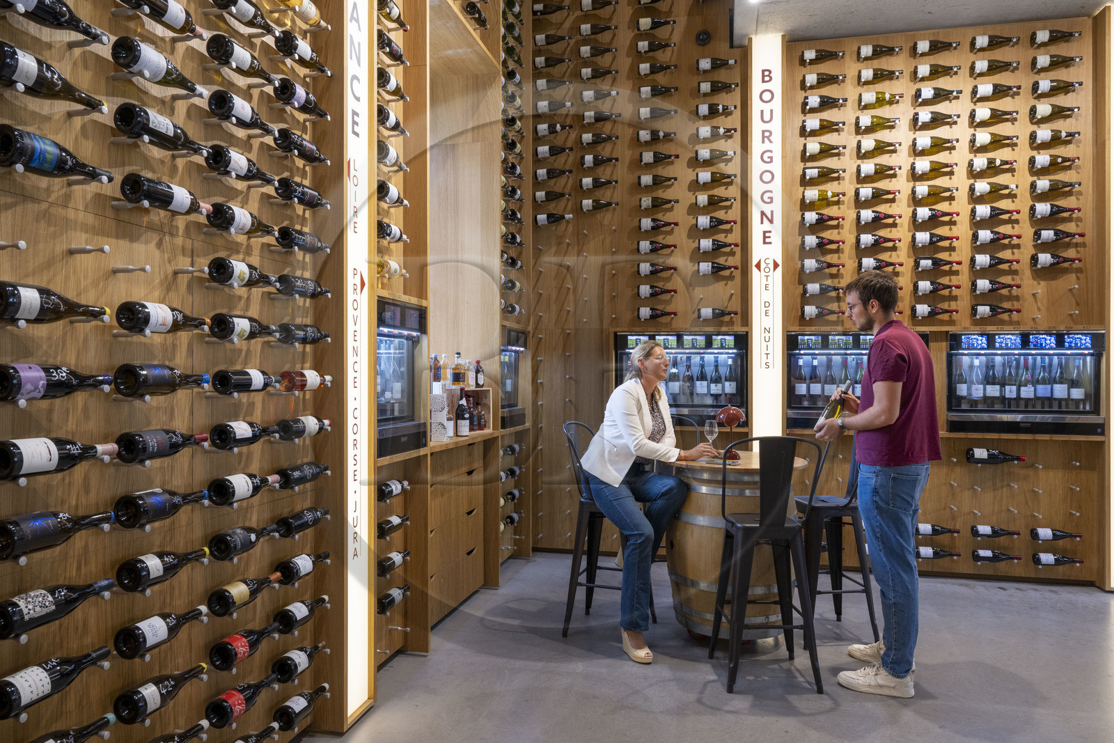 France, Côte-d'Or (21), Dijon, zone classée Patrimoine Mondial de l'UNESCO, Cité Internationale de la Gastronomie et du Vin par l'architecte Anthony Béchu, l'oenothèque La Cave de la Cité propose autour de 3 000 références de vins dans le village gastronomique