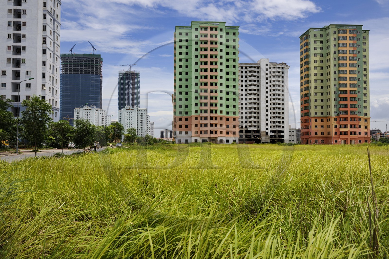 Vietnam, Hanoï, quartier de Cau Giay, le Keangnam Hanoi Landmark Tower est le plus haut gratte-ciel du pays avec 336m (au fond) et nouveaux quartiers
