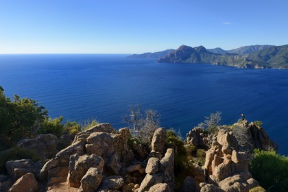 France, Corse-du-Sud (2A), Golfe de Porto, classé Patrimoine Mondial de l'UNESCO, calanches de Piana aux rochers de granit rose depuis le lieu dit du Chateau-Fort, le Capo Senino et la Réserve naturelle de la presqu'île de Scandola en arrière plan
