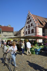Germany, Baden-Wurttemberg, Freiburg im Breisgau, market day on Munsterplatz, gabled house in the background