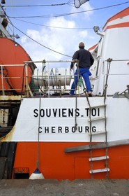 France, Manche (50), Cherbourg, chalutier dans le bassin du commerce
