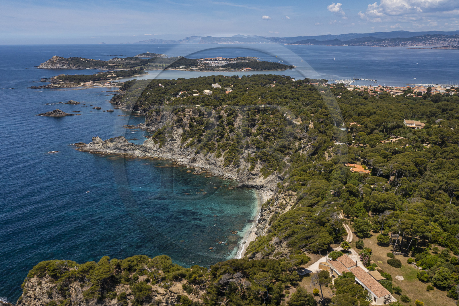 France, Var (83), Six-Fours-les-Plages, randonnée dans le massif du Cap Sicié, plage du Mont Salva vers Le Brusc et l'archipel des Embiez en arrière plan (vue aérienne)