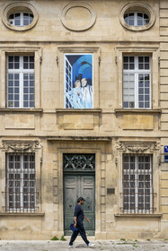 France, Vaucluse (84), Avignon, une des peintures murales en trompe-l'oeil de Fenêtres du Festival réalisée par Dominique Durand et Marion Pochy, La Tempête de William Shakespeare (1986) en face de l'église Saint Agricol