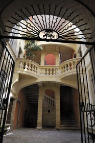 France, Gard, Nimes, Fontfroide Mansion from the 17th century at 14 rue de l'Aspic, balusters staircase