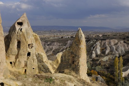 Turquie, Anatolie Centrale, province de Nevsehir, Cappadoce classée Patrimoine Mondial de l'UNESCO, village d' Uçhisar, la vallée des Piegeonniers (Güvercinlik Vadisi), cheminée de fée aménagée en habitation