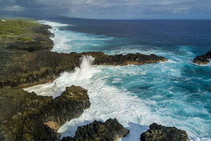 France, Ile de la Reunion, L'Etang Salé les Bains, la côte entre Le Gouffre et l'Etang du Gol, roches noires basaltiques d'origine volcanique tourmentées par l'océan (vue aérienne)
