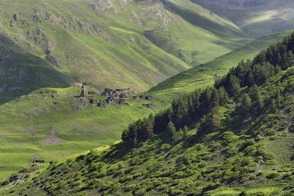Georgia, Kakheti, Tusheti National Park, Alazani River Valley in the mountains of Pirikiti, hilltop village of Kvavlo overlooking Dartlo