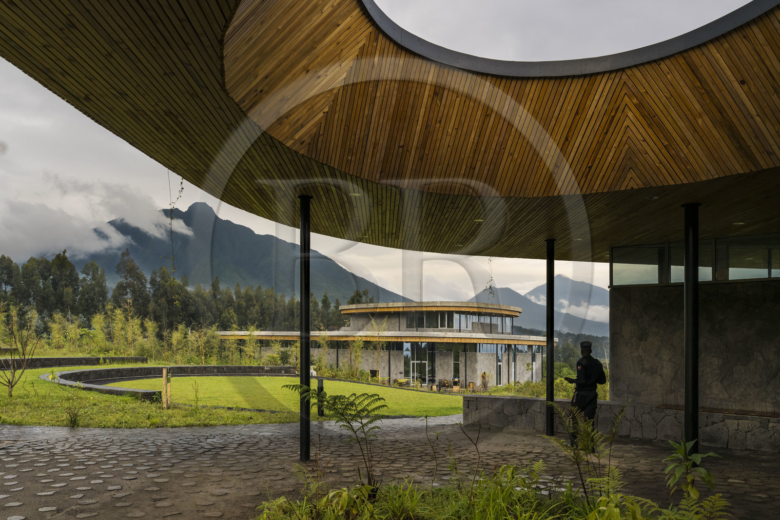 Rwanda, Province du Nord, District de Musanze (Ruhengeri), Kinigi, Campus Ellen DeGeneres du Dian Fossey Gorilla Fund par l'architecte MASS Design Group, le Cindy Broder Conservation Gallery avec une exposition éducative immersive, le Mont Sabyinyo et le Mont Gahinga puis le Mont Muhavura (les trois à la frontière de l'Ouganda) en arrière plan