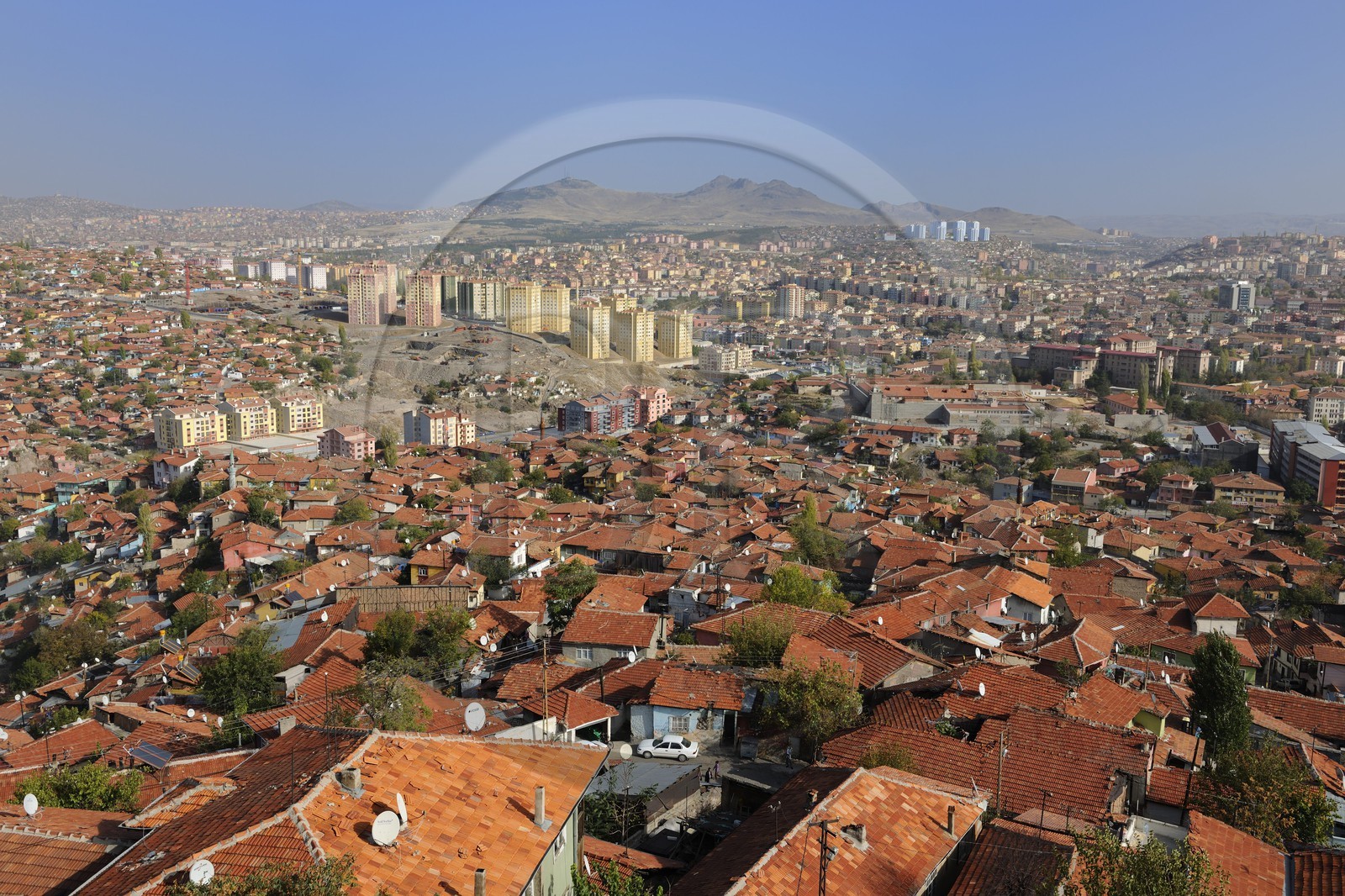 Turquie, Anatolie centrale, Ankara, depuis la citadelle dans la vieille ville dominant la ville nouvelle à l'Est