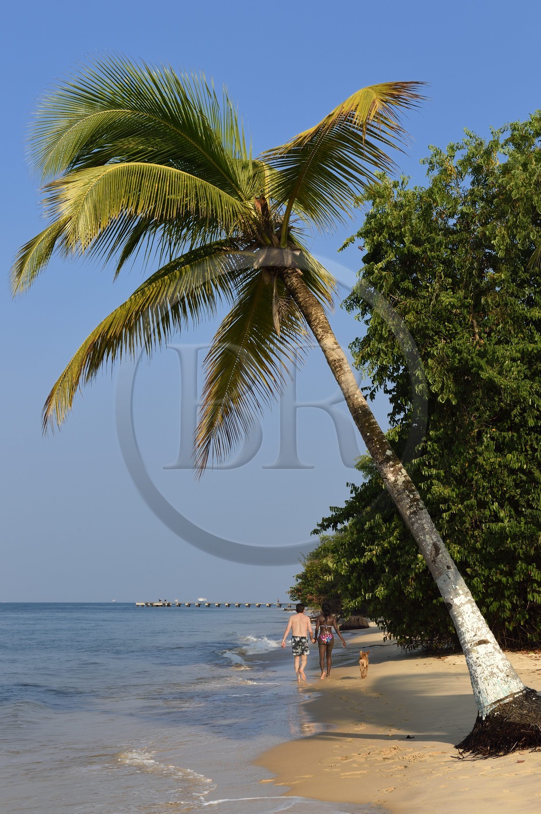 Gabon, province de l'Estuaire, plage de la Pointe Denis qui fait face à Libreville de l'autre côté de l'Estuaire du Gabon