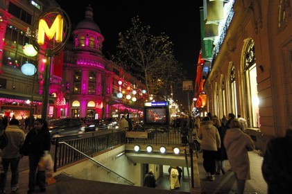 France, Paris (75), le grand magasin Le Printemps et le boulevard Haussmann de nuit