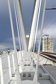 France, Bas-Rhin (67), Strasbourg, le pont piéton, vélo et du tram de la ligne D sur le Rhin reliant Strasbourg à Kehl en Allemagne inauguré le 28 avril 2017 appelé pont Beatus Rhenanus