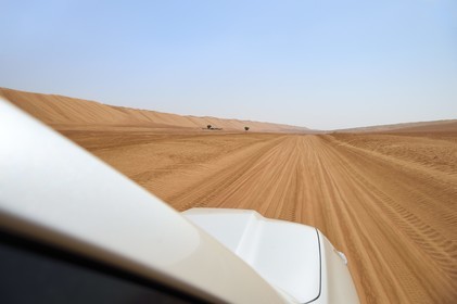 Sultanat d'Oman, gouvernorat de Ash Sharqiyah, désert des Wahiba Sands ou Sharqiya Sands, 4x4 sur la piste qui slalome entre les dunes de sable