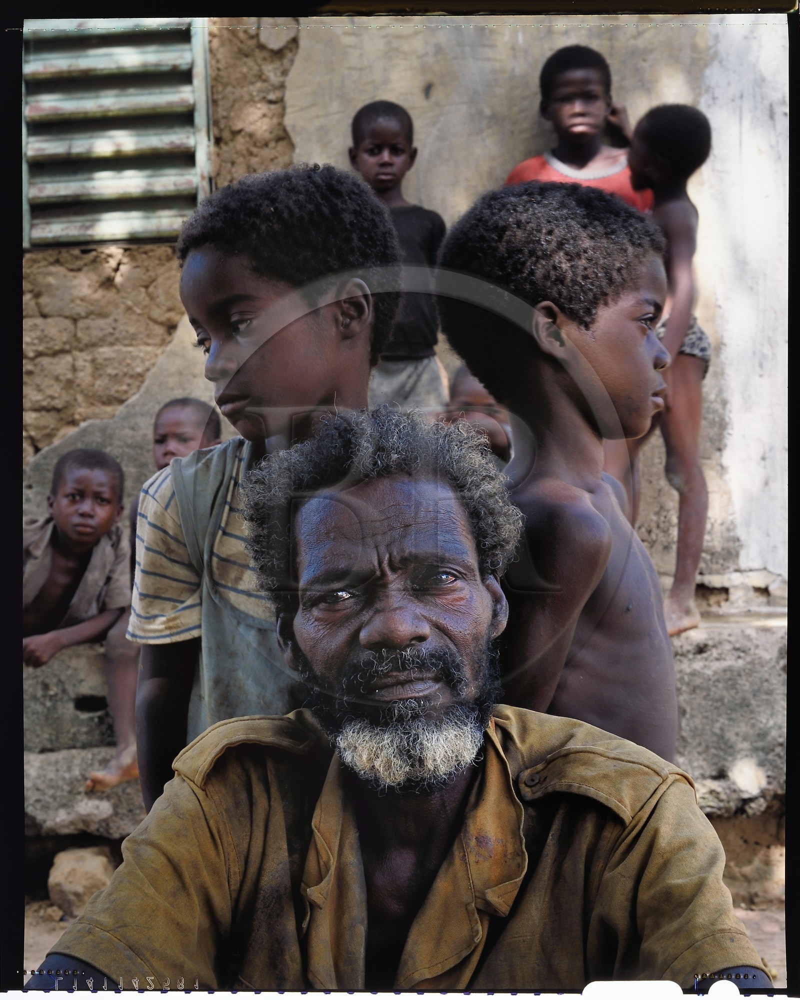 Burkina Faso, province de Poni, pays des Lobi, Loropéni, le vieux Houliene Kambou avec ses petits fils jumeaux