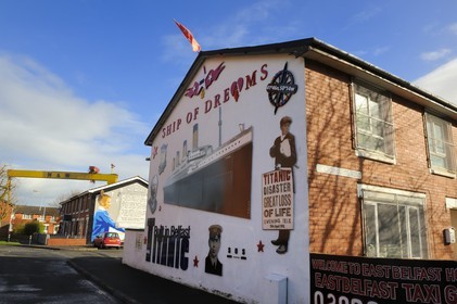 Royaume-Uni, Irlande du Nord, Belfast Est, les quartiers loyalistes protestants, Newtownards Road, fresque murale à la memoire du Titanic built in Belfast