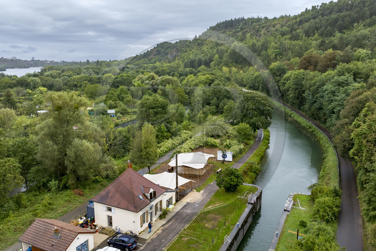 France, Côte-d'Or (21), Plombières-lès-Dijon, l’écluse 51 S de Bruant du canal de Bourgogne, tiers-lieu Au Maquis animé par l’association Zutique Productions, le lac Kir en arrière plan