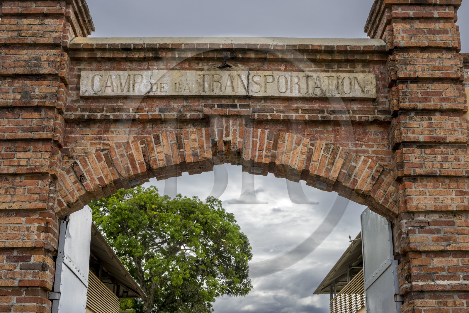 France, Guyane, Saint-Laurent-du-Maroni, bagne ou Camp de la Transportation, l'arche d'entrée