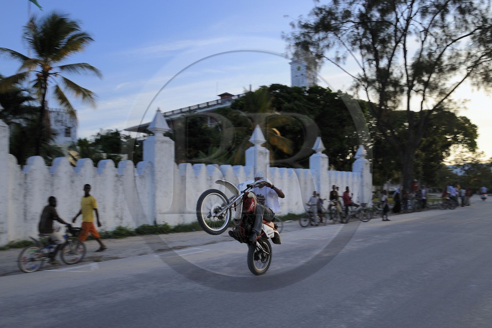 Tanzanie, archipel de Zanzibar, île de Unguja (Zanzibar), ville de Zanzibar, quartier Stone Town, classé Patrimoine Mondial de l' UNESCO, jeune homme frimant sur sa moto sur Mizingani street Tanzanie, archipel de Zanzibar, île de Unguja (Zanzibar), ville de Zanzibar, quartier Stone Town, classé Patrimoine Mondial de l' UNESCO, jeune homme frimant sur sa moto sur Mizingani street