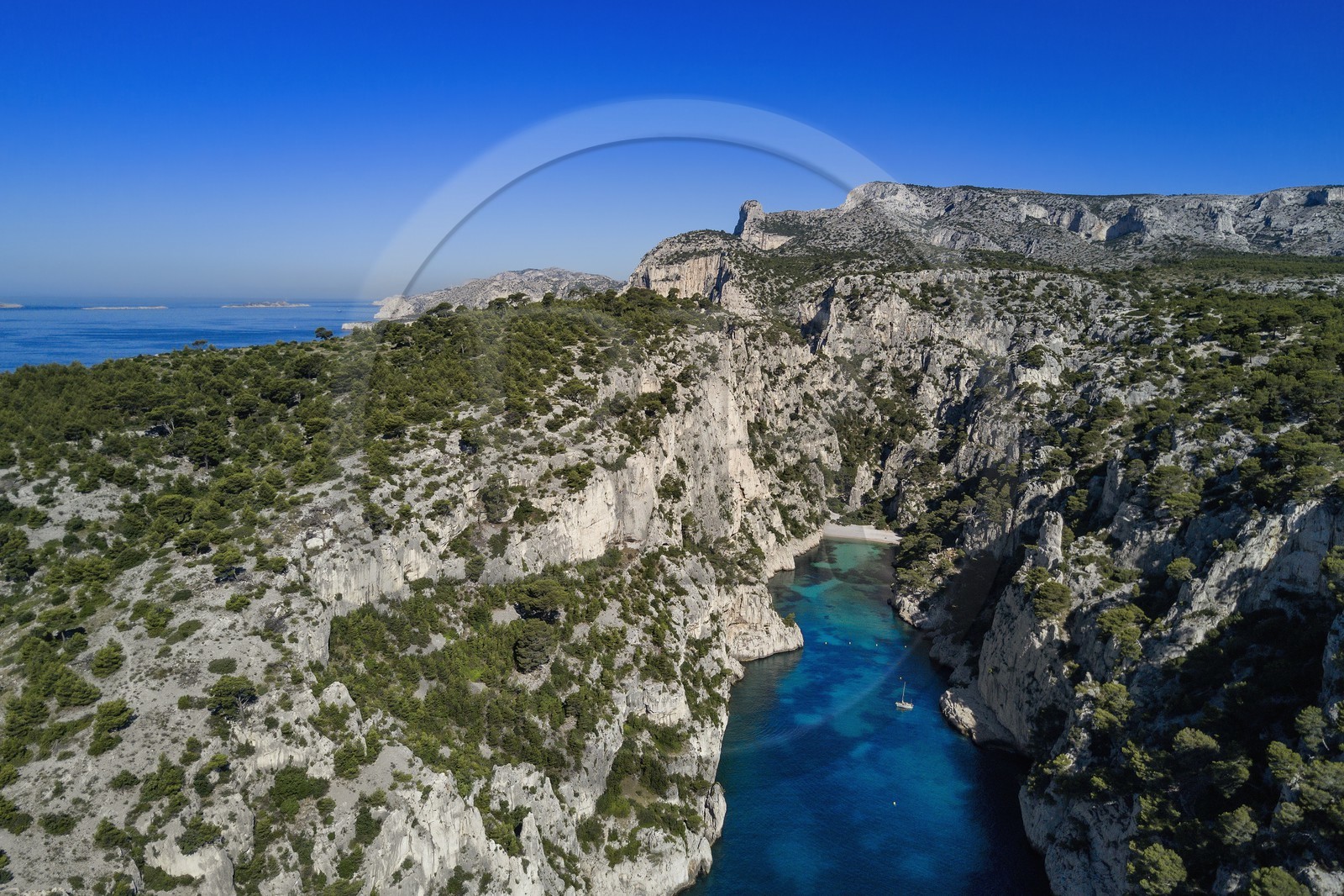 France, Bouches-du-Rhône (13), Marseille, Parc national des Calanques, Calanque d'En-Vau et sa plage (demande d'autorisation nécessaire avant publication)