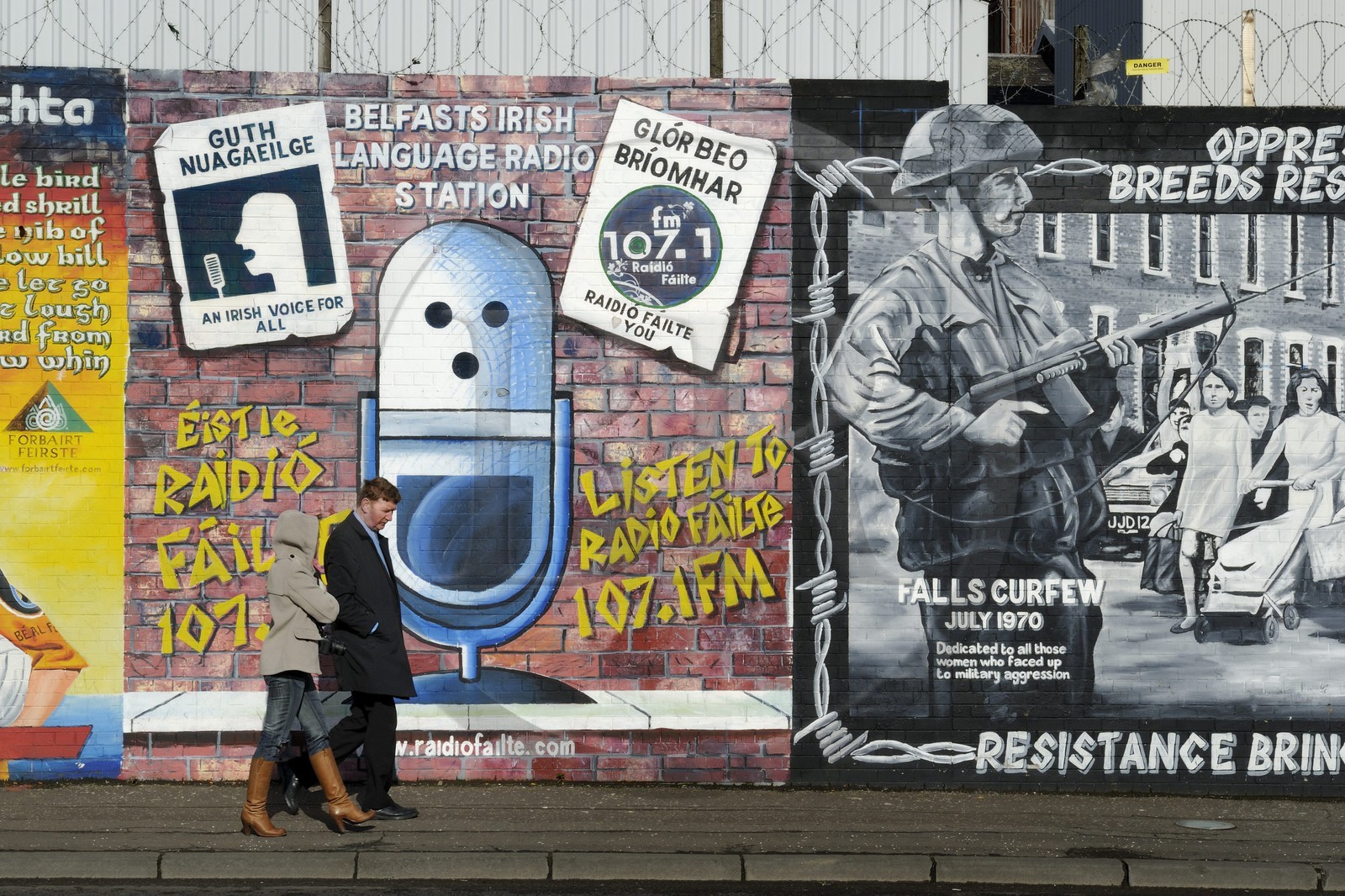 Royaume-Uni, Irlande du Nord, Belfast Ouest, le quartier catholique de Falls, International ou Solidarity Wall, peintures murales sur Falls Road