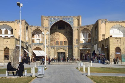 Iran, province d'Ispahan, Ispahan, entrée principale du Bazar-e Bozorg (Grand Bazar), immense bazar couvert qui remonte à près de 1300 ans, sur la place naghsh-i jahan aussi connue sous le nom de place Imam Khomeiny, classé Patrimoine Mondial de l'UNESCO