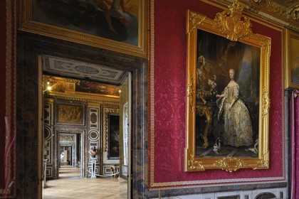 France, Yvelines (78), château de Versailles, classé Patrimoine Mondial de l'UNESCO, les Grands Appartements, salon de Mars avec peinture représentant Marie Leszcynska de Van Loo et salon de Diane en arrière plan