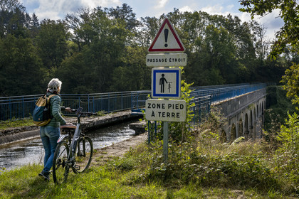 France, Nièvre (58), Parc naturel régional du Morvan, Montreuillon, pont aqueduc de Marigny, haut de 15 m et long de 92 m avec 13 arches, le long de la Rigole d’Yonne qui puise les eaux de l'Yonne au lac de Pannecière et alimente le canal du Nivernais