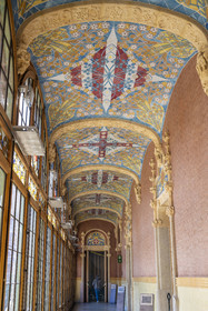 Espagne, Catalogne, Barcelone, quartier d'El Guinardo, ancien Hospital de la Santa Creu i de Sant Pau classé Patrimoine Mondial de l'UNESCO, de style moderniste par l'architecte Domenech i Montaner, aujourd'hui un musée et un centre culturel, batiment de l'administration, une des deux galeries du batiment de l'administration avec mosaïques au plafond