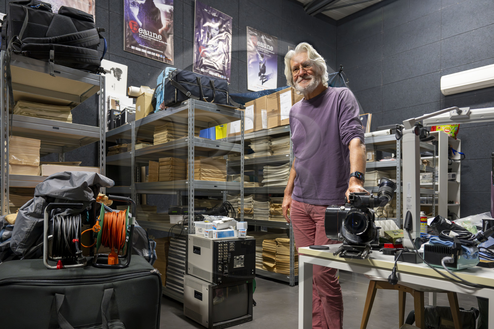 France, Côte-d'Or (21), Beaune, Atelier du cinéma Claude Lelouch, ce lieu accueille chaque année depuis 2016 douze apprentis réalisateurs sélectionnés sur concours, Rémi Bergman, directeur du site et chef de production des films de Claude Lelouch, tenant la camera utilisée pour le film Itinéraire d'un enfant gaté (1988)