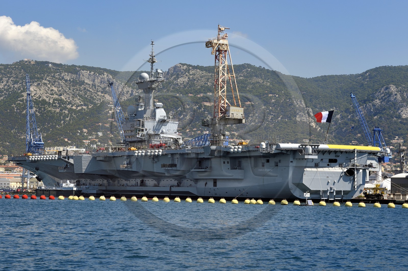France, Var (83), Toulon, la base navale (Arsenal), le porte-avions à propulsion nucléaire Charles de Gaulle en rénovation de mi-vie