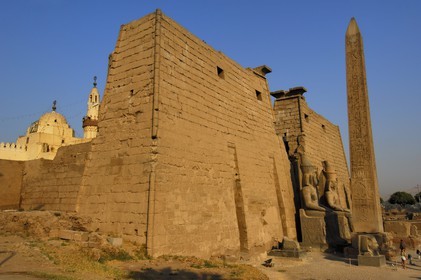Egypte, Haute Egypte, vallée du Nil, temple de Louxor classé Patrimoine Mondial de l'UNESCO, le 1er pylone, l'obélisque et la mosquée Abou el-Haggag