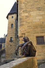 France, Dordogne (24), Périgord Noir, vallée de la Dordogne, Sarlat-la-Canéda, place de la Liberté, sculpture en bronze Le Badaud par Gérard Auliac
