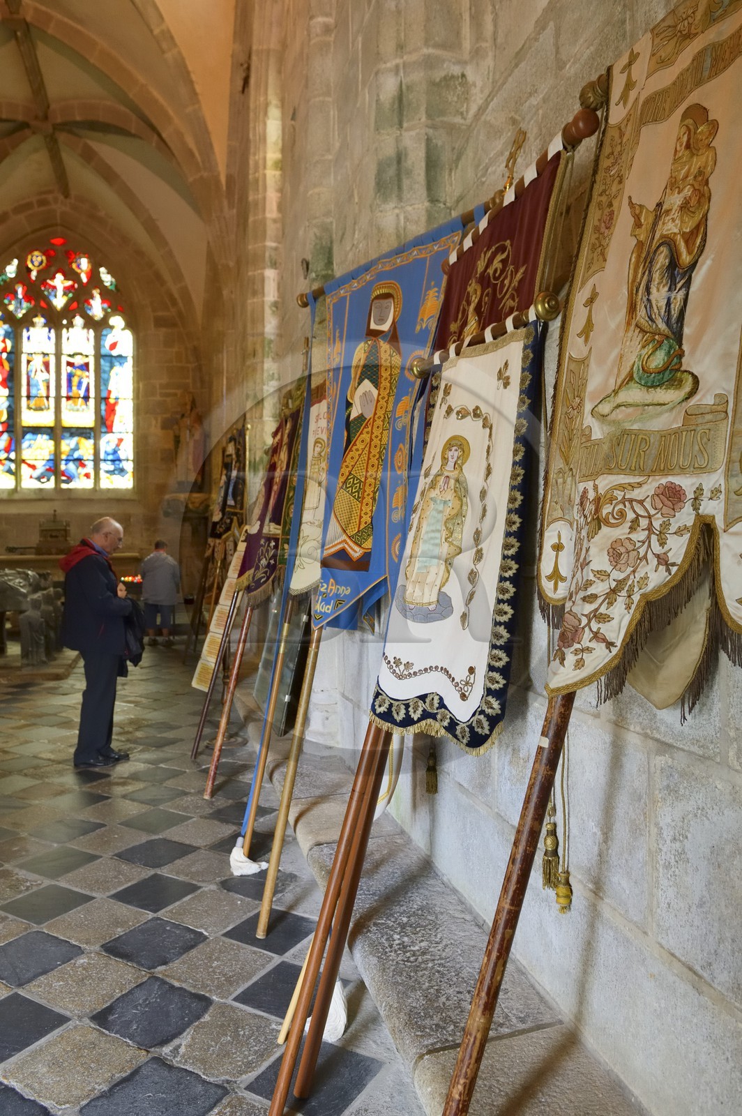 France, Finistère (29), Locronan, labellisé Les Plus Beaux Villages de France, les bannières des paroisses dans la chapelle du Péniti adjacente à l'église Saint Ronan pendant la cérémonie religieuse qui précède la procession de la Troménie France, Finistère (29), Locronan, labellisé Les Plus Beaux Villages de France, les bannières des paroisses dans la chapelle du Péniti adjacente à l'église Saint Ronan pendant la cérémonie religieuse qui précède la procession de la Troménie