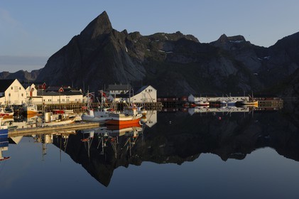 Norway, Nordland County, Lofoten Islands, Moskenes island , fishermen's port of Hamnoy near Reine under the midnight sun
