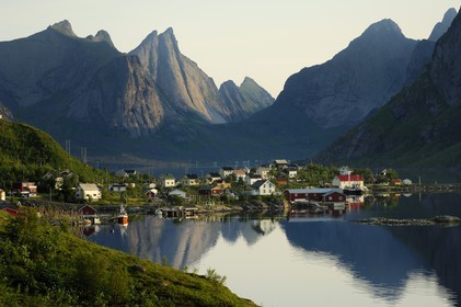 Norvège, Nordland, Iles Lofoten, Ile de Moskenes, le village de pêcheurs de Reine au soleil de minuit