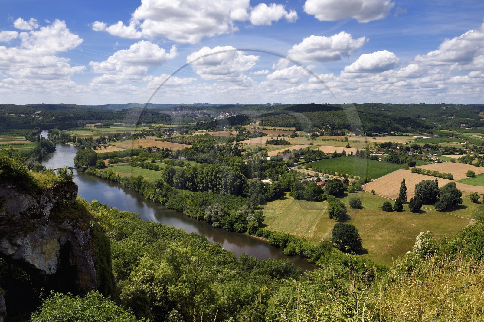 France, Dordogne (24), Périgord Noir, vallée de la Dordogne, vallée de la Dordogne, Domme, labellisé Les Plus Beaux Villages de France, vue panoramique depuis le belvédère de la Barre