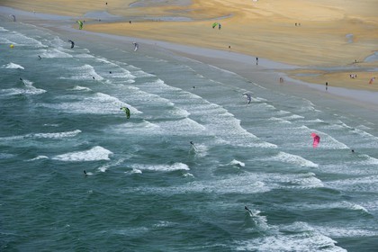 France, Morbihan (56), kitesurfing sur la plage d'Erdeven et de Plouharnel (vue aérienne)