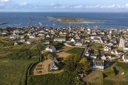 France, Finistère, Iroise Sea, Molene archipelago, Molene Island, the village and the Ledenez Vraz islet (aerial view)