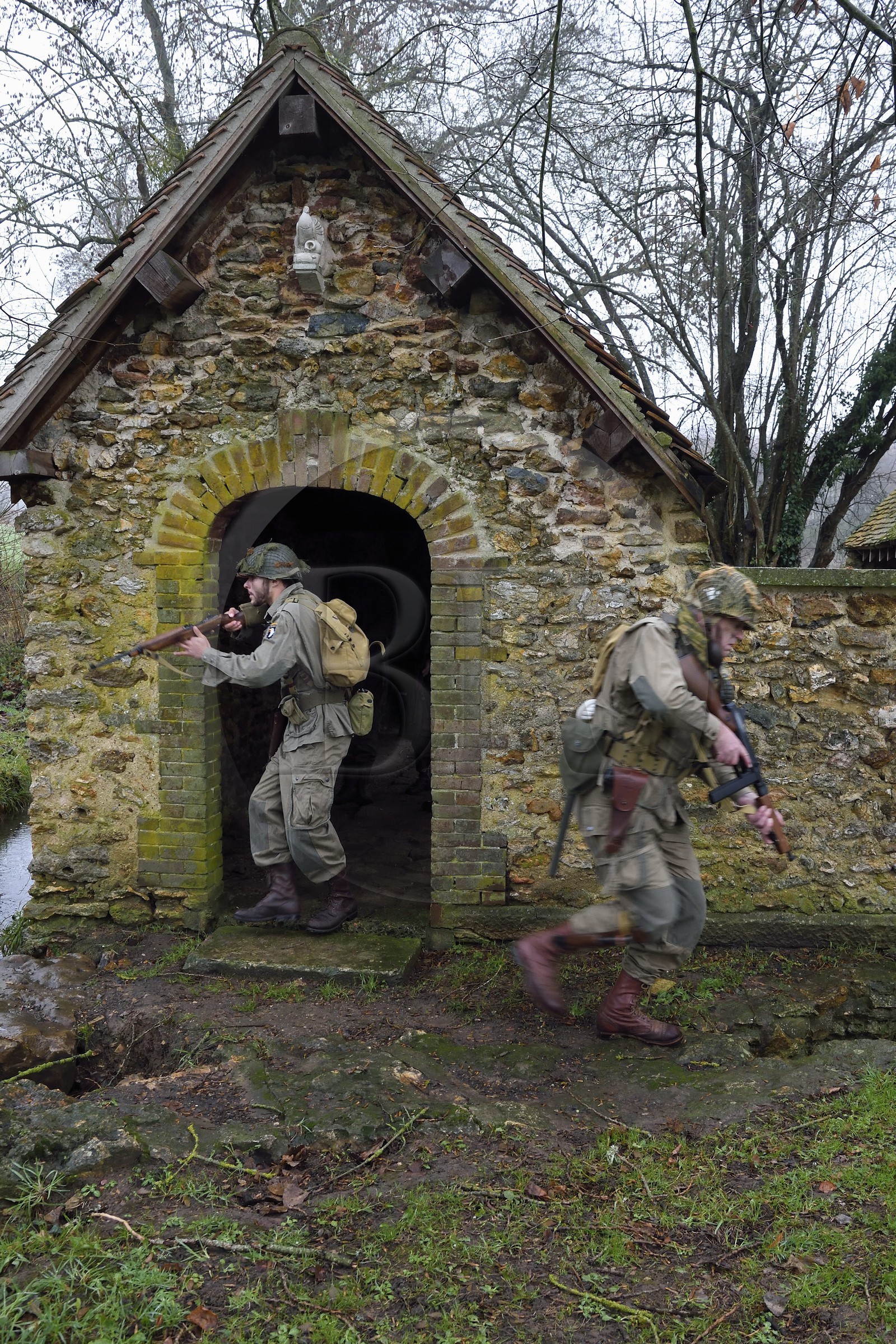 France, Eure (27), lavoir de Sainte-Colombe-prés-Vernon, Allied Reconstitution Group (association de reconstitution historique de la 2éme Guerre Mondiale américain et Maquis), reconstitueurs en uniforme de la 101e division aéroportée US