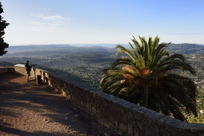 France, Alpes-Maritimes (06), région de Grasse, Cabris, promontoire offrant une vue sur la region de Grasse et la baie de Cannes