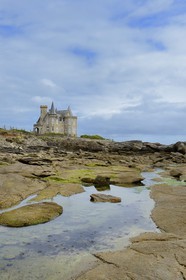 France, Morbihan (56), Presqu'île de Quiberon, situé sur la Pointe de Beg er Lann (ou Pointe de la Lande), le château Turpault marque l'entrée de la côte sauvage