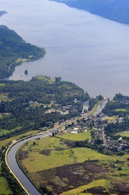 Royaume-Uni, Ecosse, Highland, canal Calédonien qui relie la côte est à la côte ouest de l'Ecosse à Fort Augustus et le Loch Ness en arrière plan (vue aérienne)