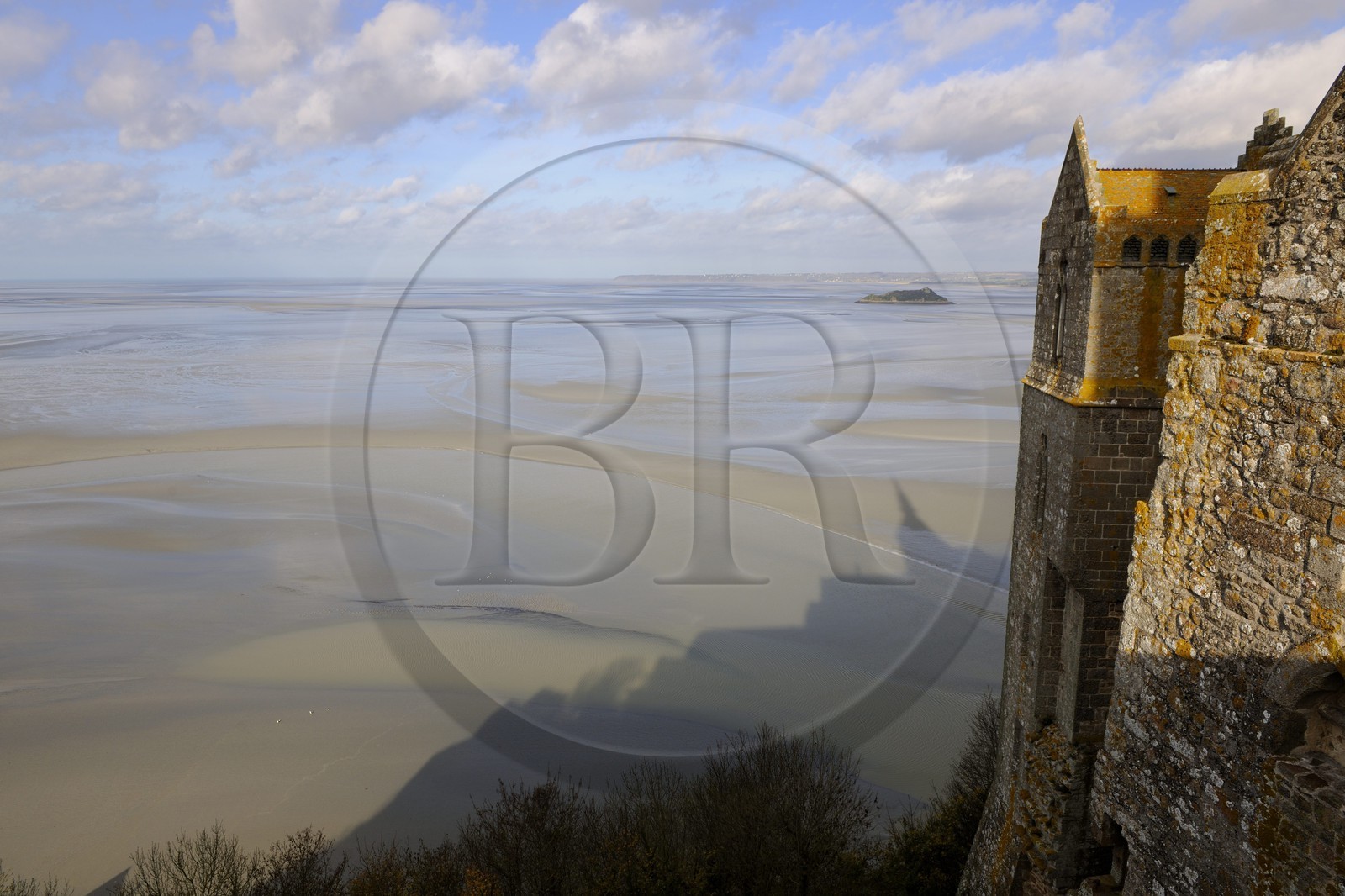 France, Manche (50), l'abbaye du Mont-Saint-Michel, classé Patrimoine Mondial de l'UNESCO, les batiments Nord (cloître, salle des Chevaliers) surplombant la baie à marée basse