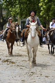 Argentine, province de Buenos Aires, San Antonio de Areco, fête du Jour de la Tradition (Dia de la Tradicion), gauchos à cheval défilant en habit traditionnel