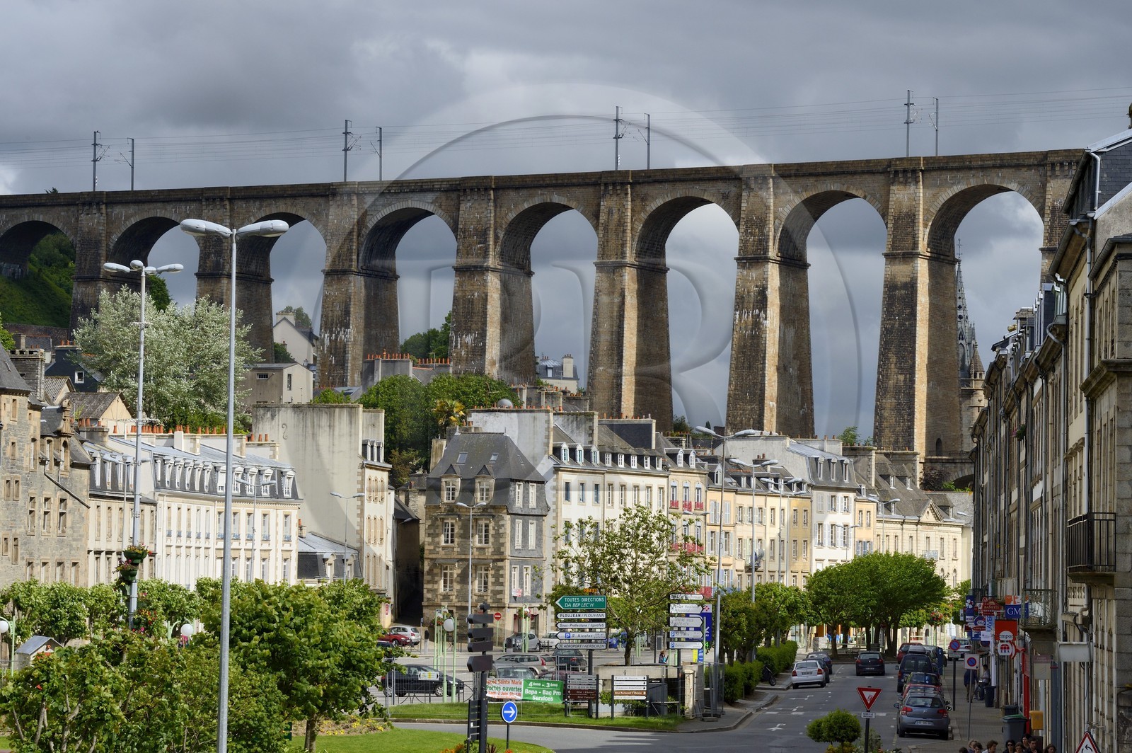 France, Finistère (29), Morlaix, le viaduc au dessus du centre ville