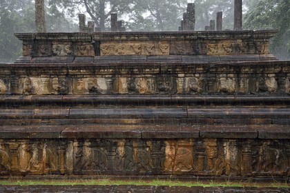 Sri Lanka, province du Centre-Nord, Polonnaruwa, l'ancienne capital du pays (XIe au XIIIe siècle) est classée au Patrimoine Mondial de l'UNESCO, Chambre du Conseil (Raja Sabahawa) datant du XIIe siècle
