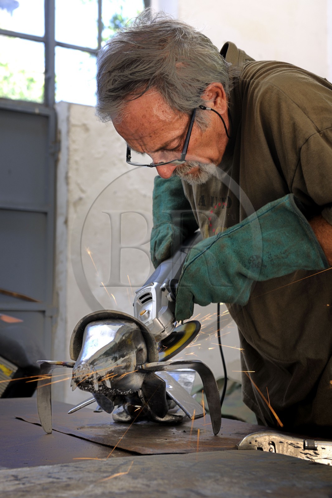 France, Hérault (34), Béziers, le sculpteur Serge Homs dans son atelier de Béziers à la villa Antonine
