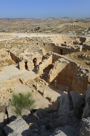 Israel, Cisjordanie, l'Hérodion, colline artificiellement exhaussée qui abrite les ruines d'un palais fortifié construit par le roi Hérode Ier le Grand (site classé Parc National), l'intérieur du cratère